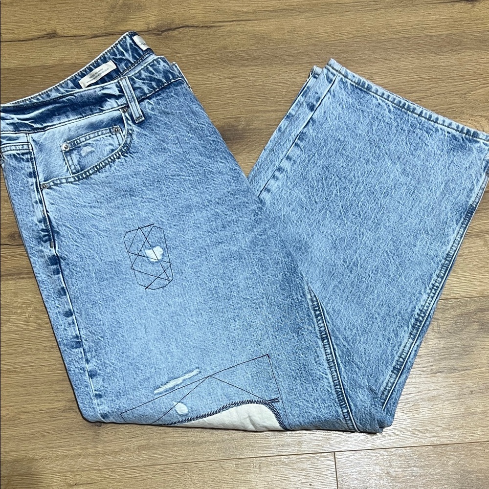 Universal Thread 90s Baggy Light Wash Wide Leg Jeans with Geometric Stitching
